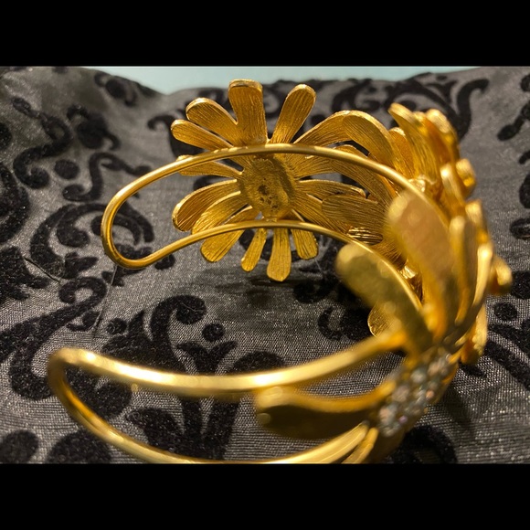 Flower bracelet - Picture 3 of 3